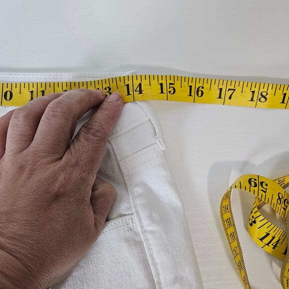 Old Navy Women's Mid-Rise "WOW" White Cropped Jeans Sz 6 Cotton Blend - Picture 7 of 8